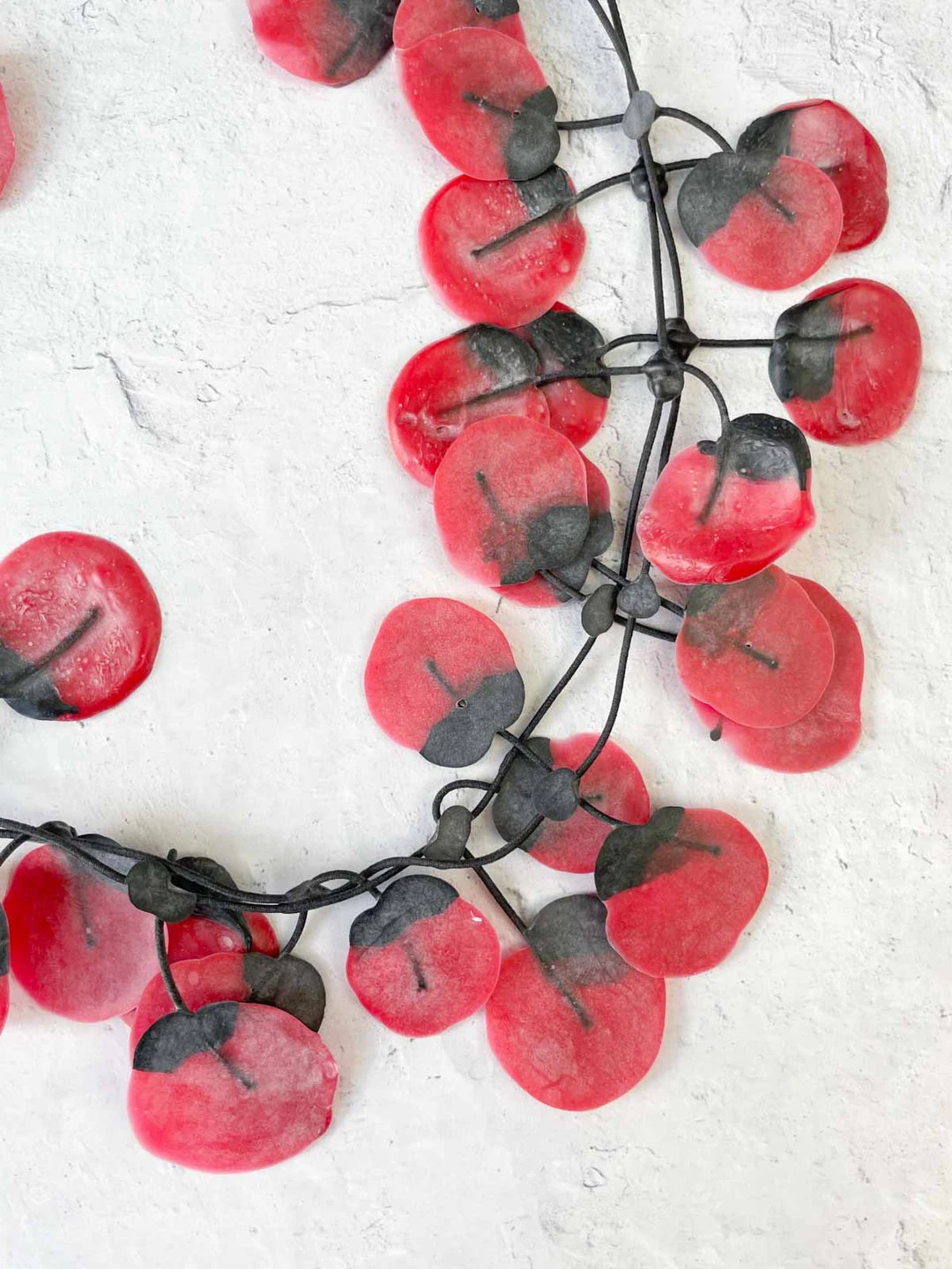 Annemieke Broenink Annemieke Broenink Poppy Necklace, Burgundy 4 Annemieke Broenink Annemieke Broenink Poppy Necklace, Burgundy